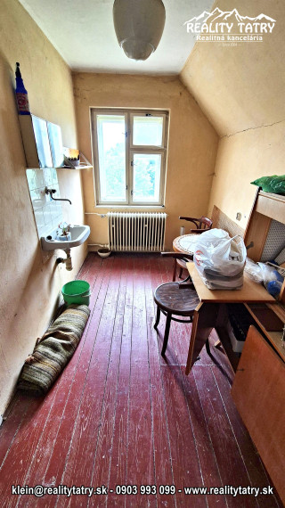 NOVÁ CENA !!! Rodinný dom na rozľahlom pozemku 1550 m2 s garážou a hospodárskou budovou - Poprad - Matejovce